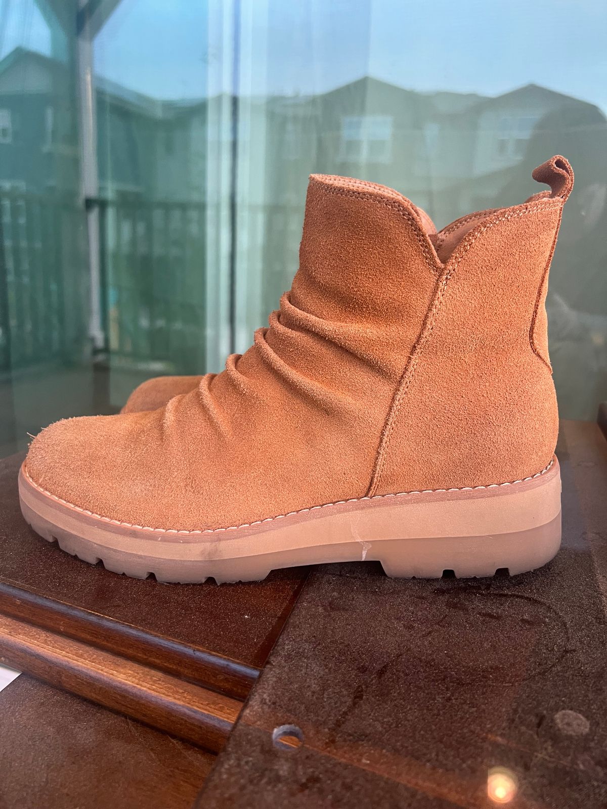 Photo by fenhems on November 5, 2025 of the earth et yonder in light brown 230 roughout.