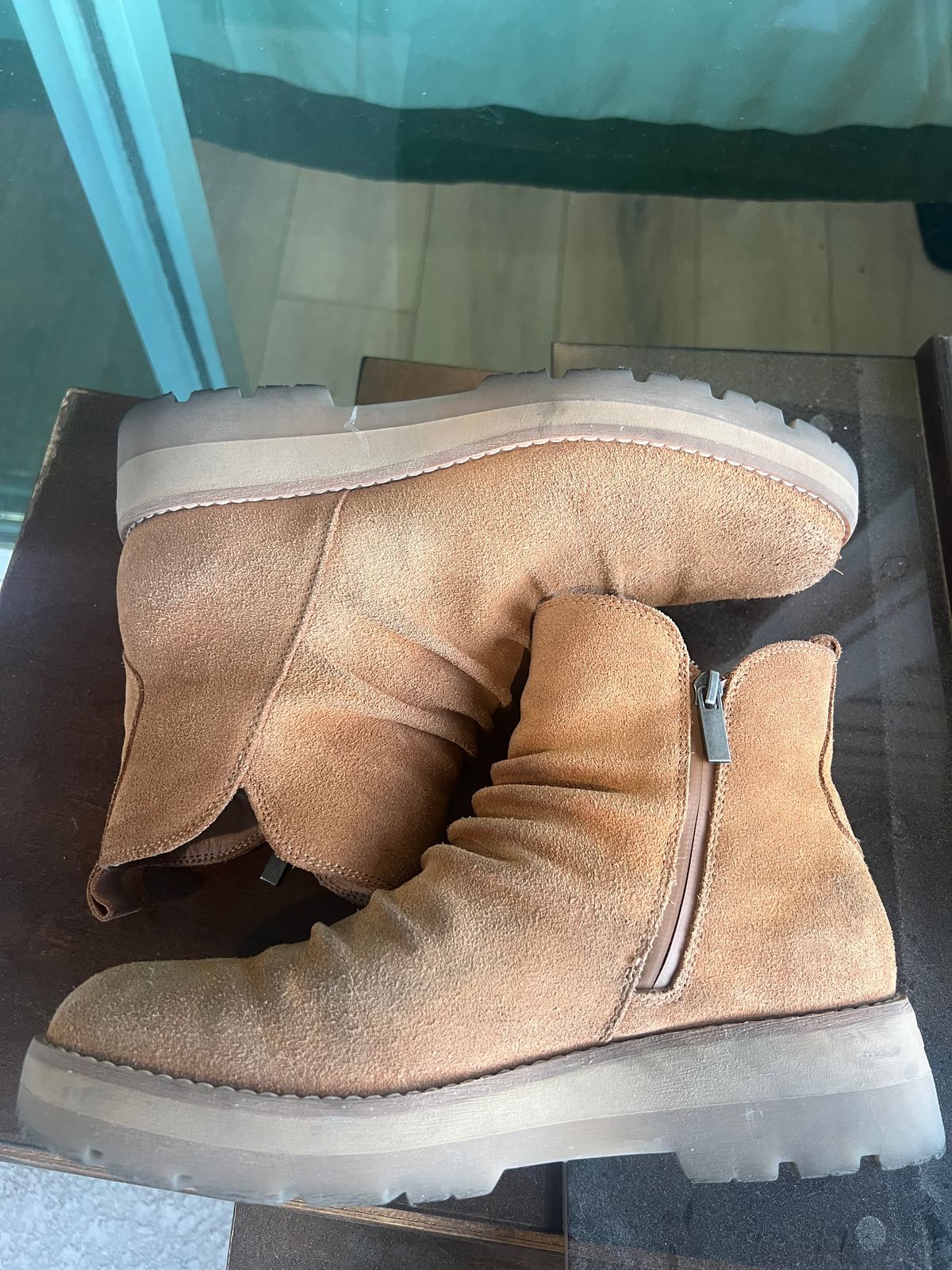 Photo by fenhems on November 5, 2025 of the earth et yonder in light brown 230 roughout.