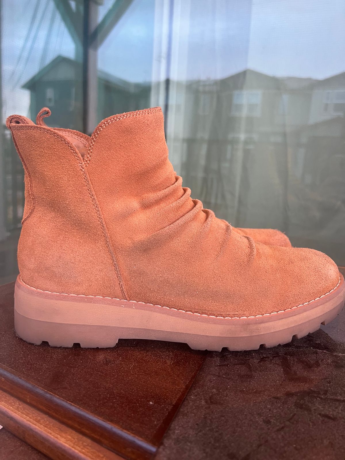 Photo by fenhems on November 5, 2025 of the earth et yonder in light brown 230 roughout.