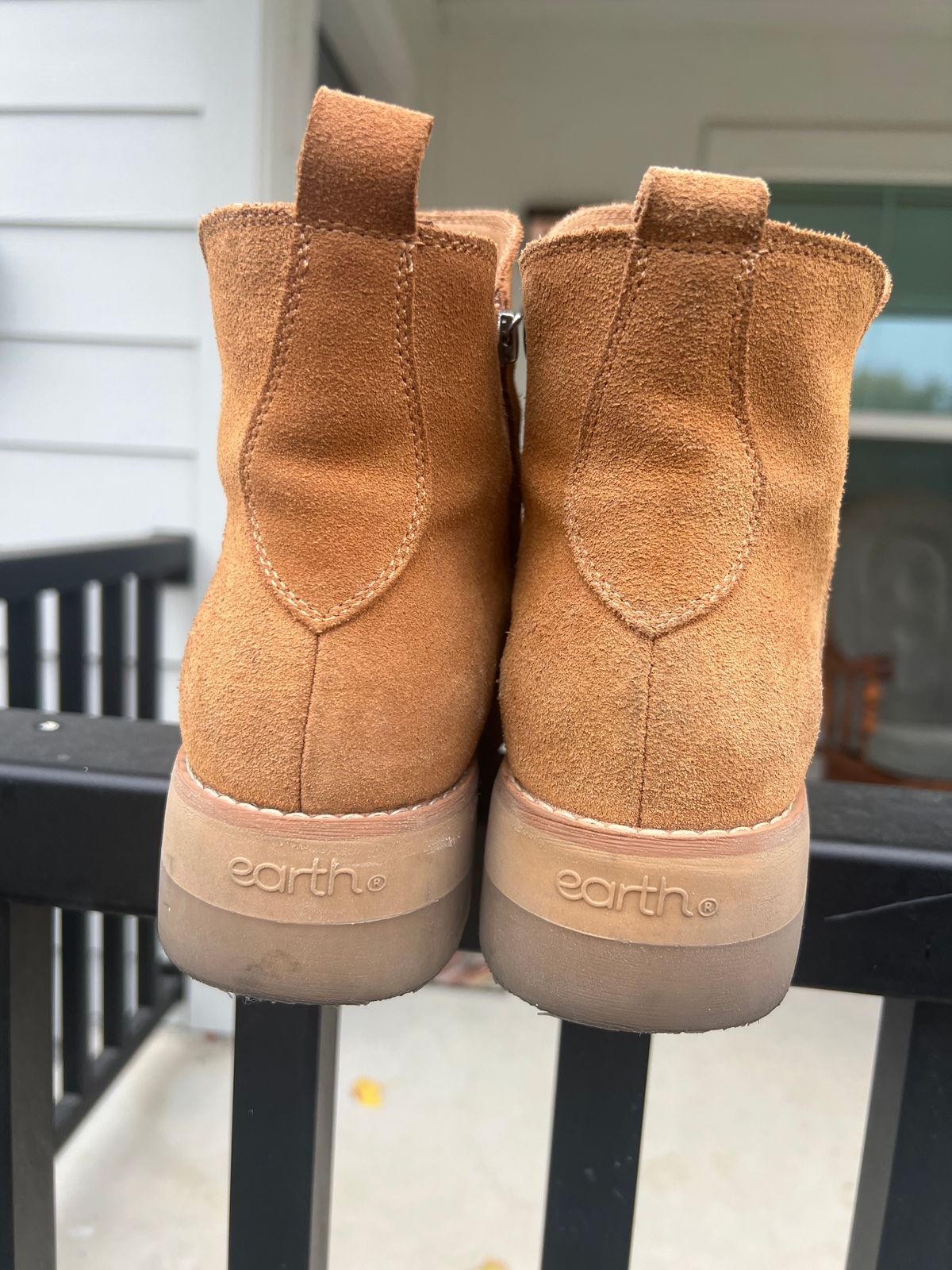 Photo by fenhems on December 5, 2025 of the earth et yonder in light brown 230 roughout.