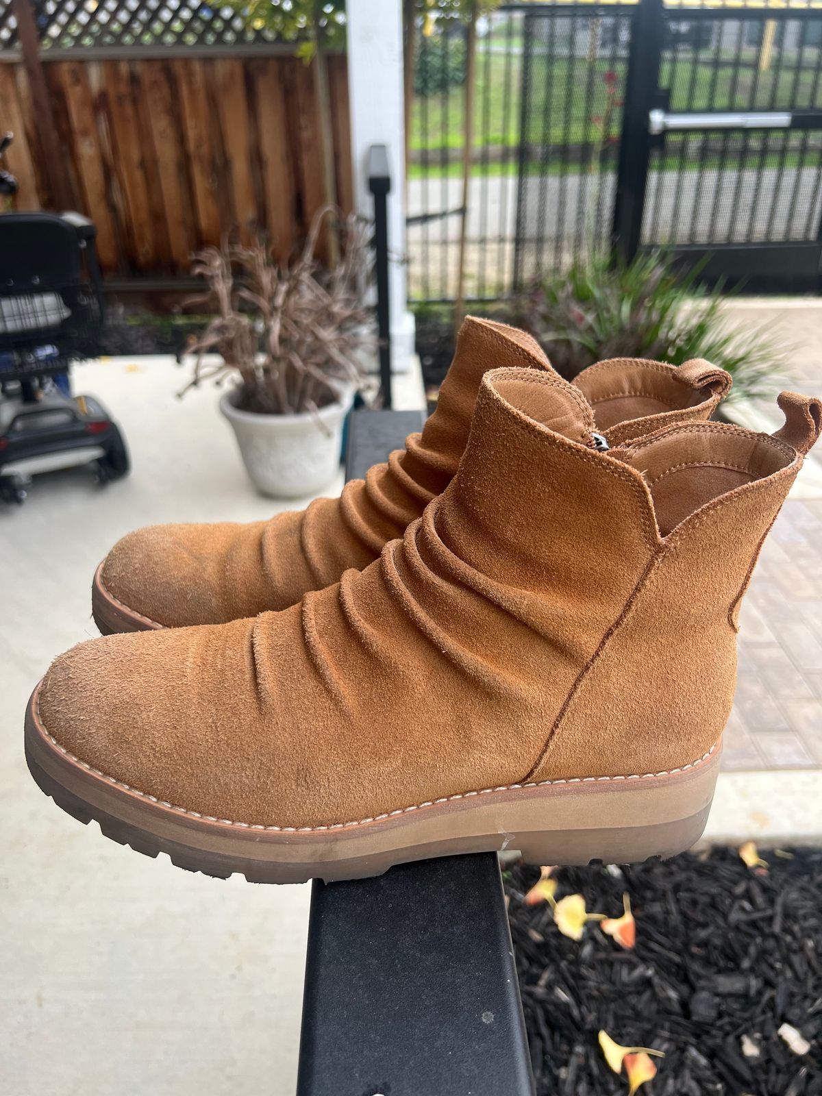 Photo by fenhems on December 5, 2025 of the earth et yonder in light brown 230 roughout.