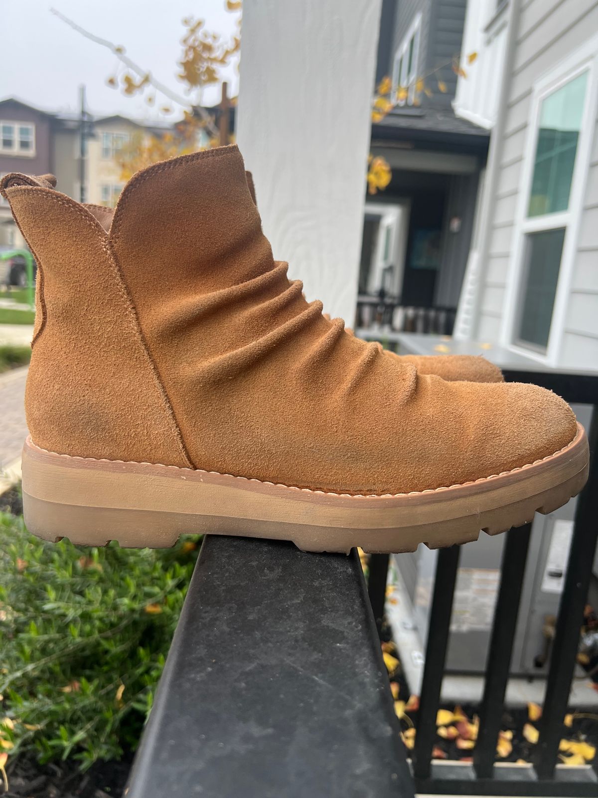 Photo by fenhems on December 5, 2025 of the earth et yonder in light brown 230 roughout.