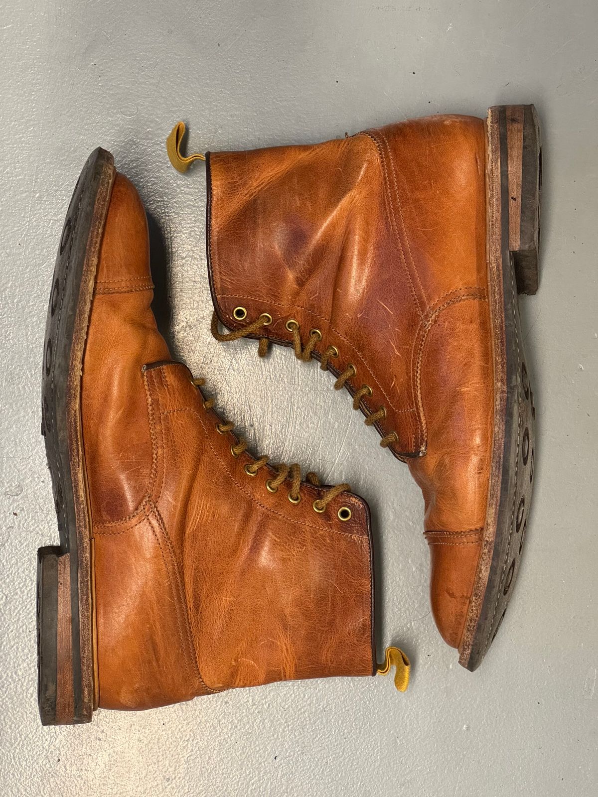 Photo by claus on December 3, 2025 of the Tricker's Churchill in Horween Natural Dublin.
