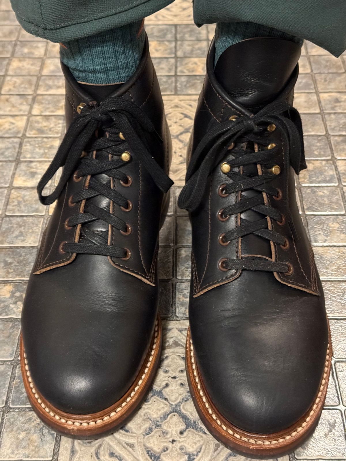 Photo by gameofdrones on February 25, 2025 of the John Lofgren El Capitan in Horween Black Chromexcel.