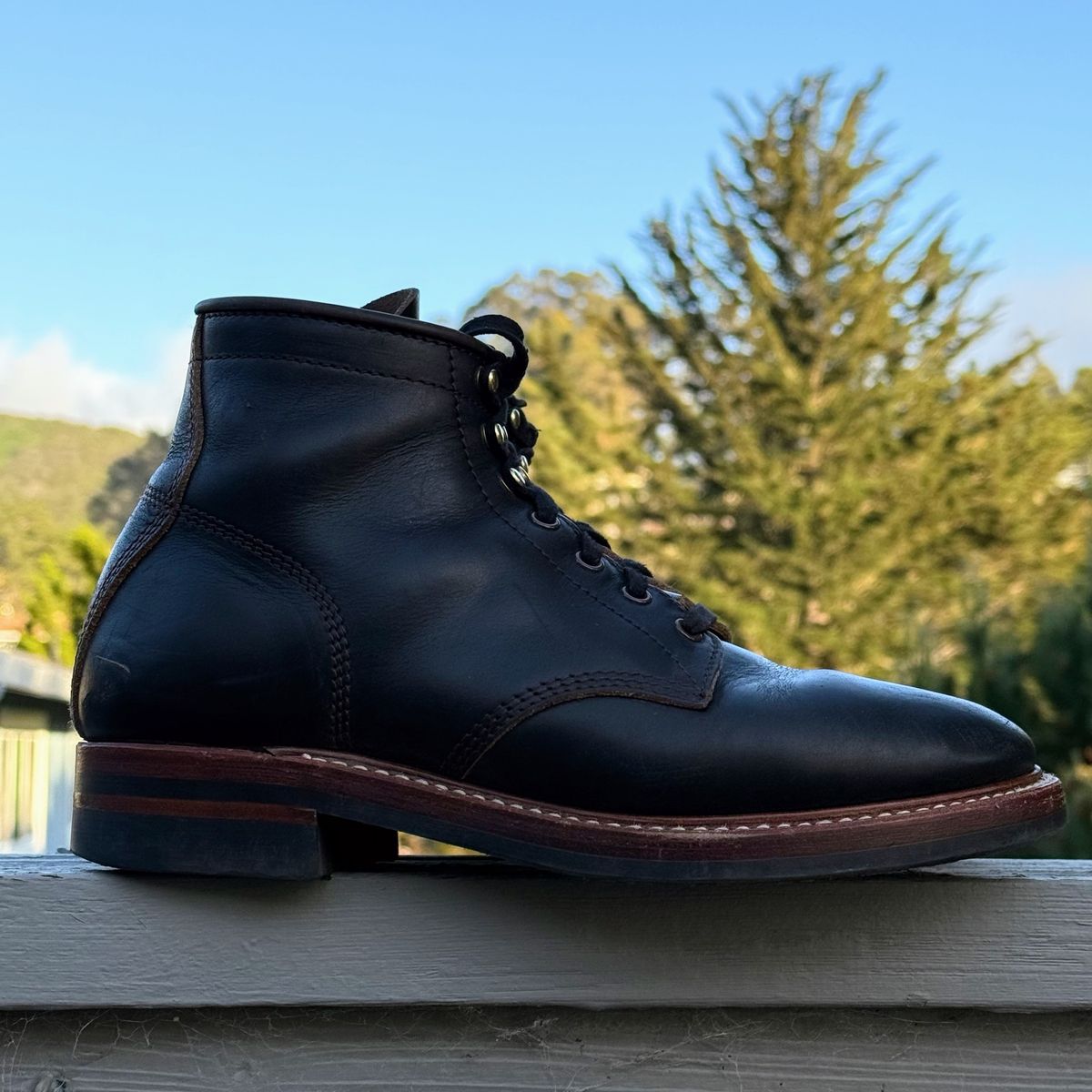 Photo by gameofdrones on May 7, 2025 of the John Lofgren El Capitan in Horween Black Chromexcel.
