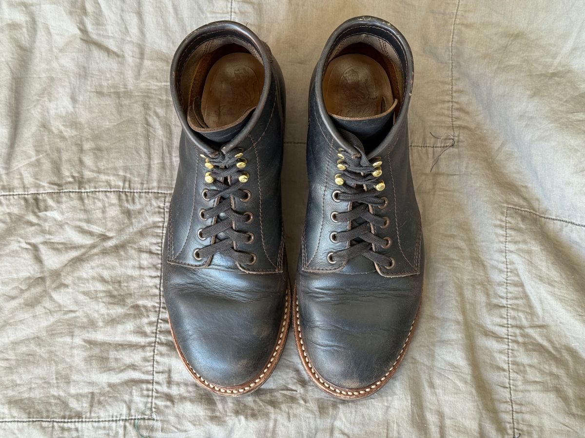 Photo by gameofdrones on October 4, 2025 of the John Lofgren El Capitan in Horween Black Chromexcel.