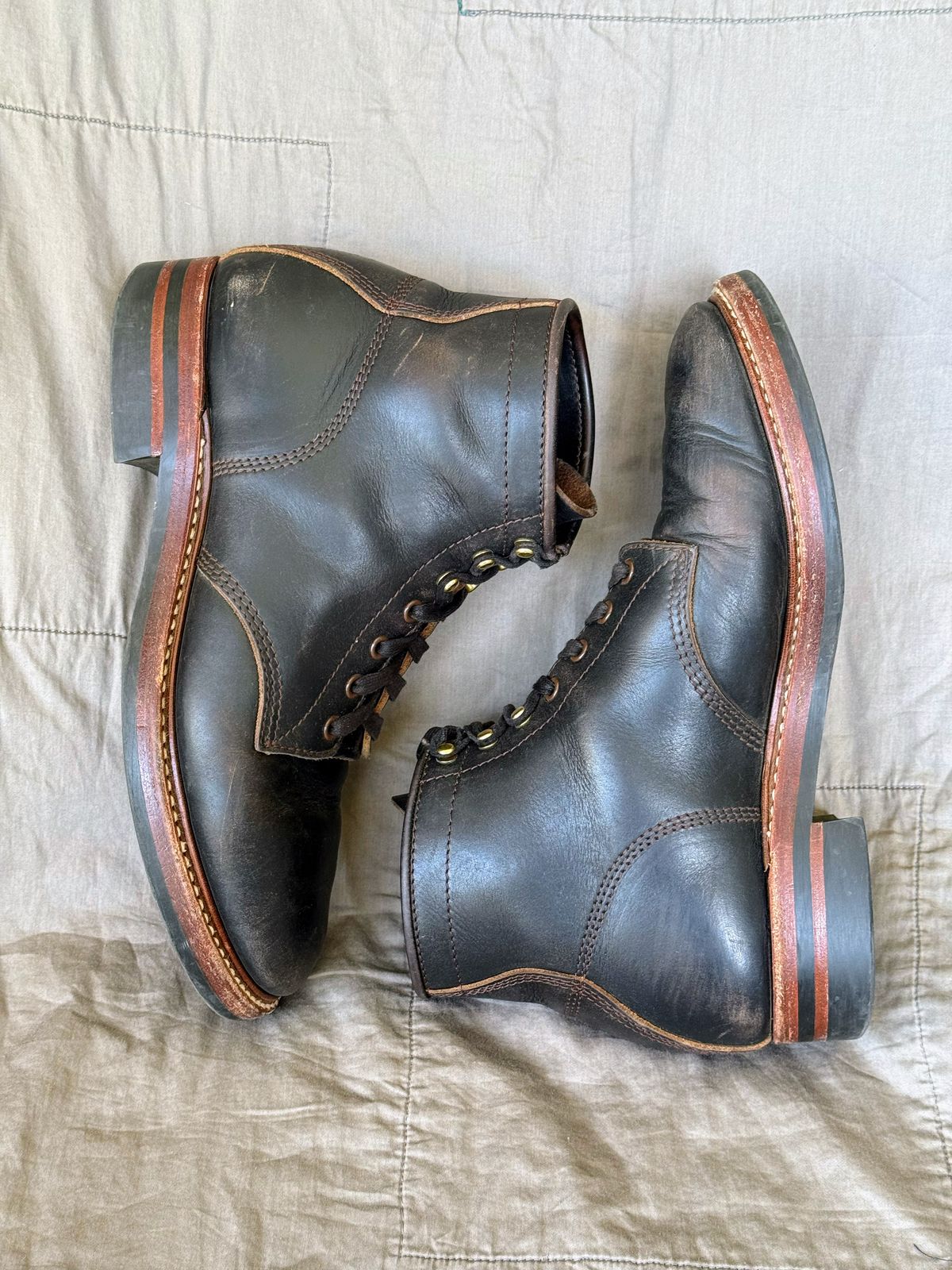 Photo by gameofdrones on October 4, 2025 of the John Lofgren El Capitan in Horween Black Chromexcel.