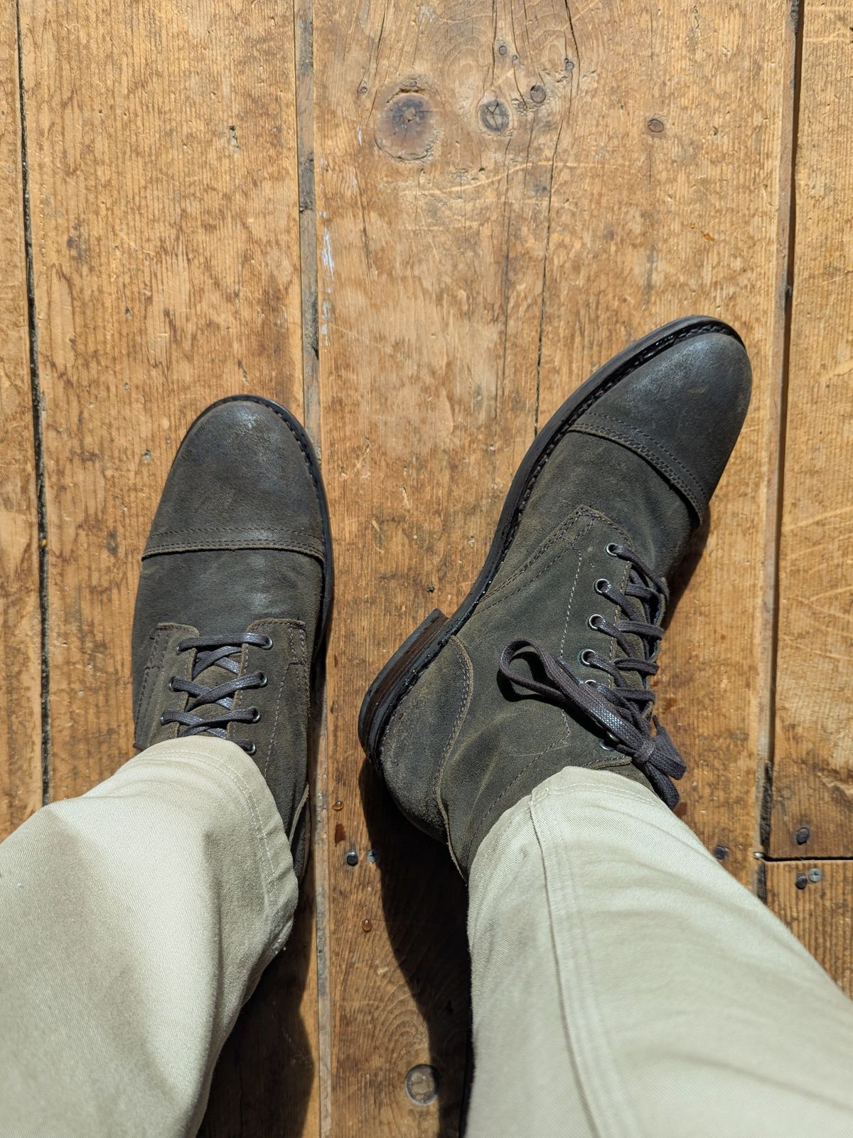 Photo by j3553 on February 21, 2026 of the Thursday Captain in Dark Olive WeatherSafe Suede.