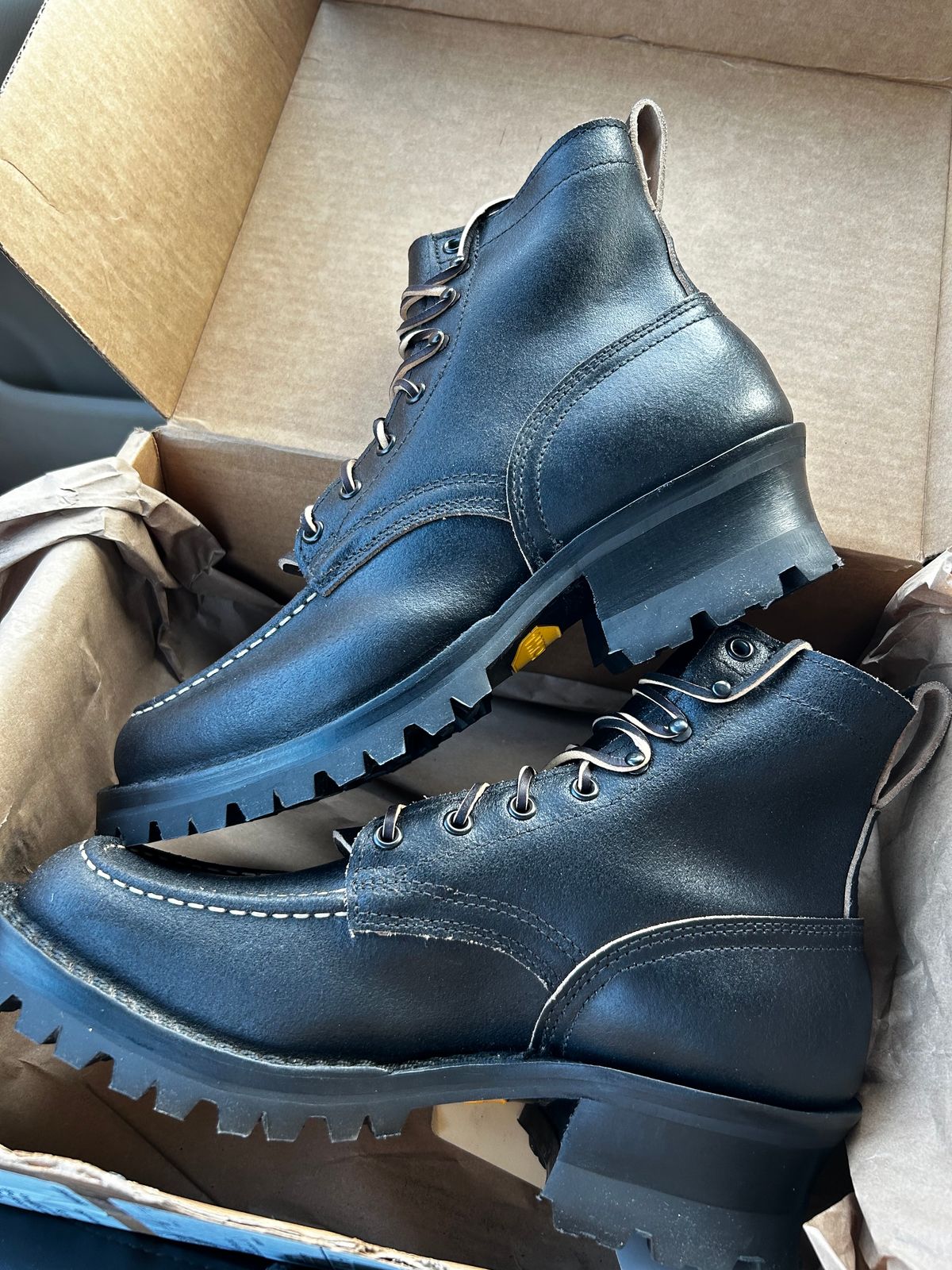 Photo by Honch on December 18, 2024 of the Nicks BuilderPro in Horween Black Waxed Flesh.