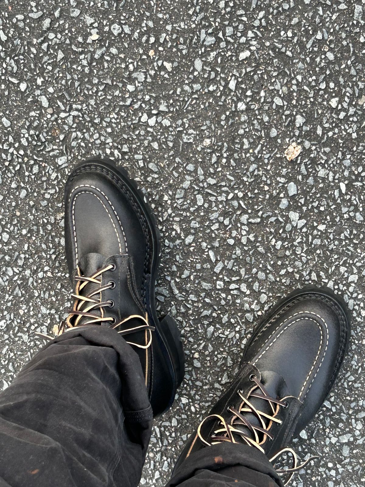 Photo by Honch on December 18, 2024 of the Nicks BuilderPro in Horween Black Waxed Flesh.