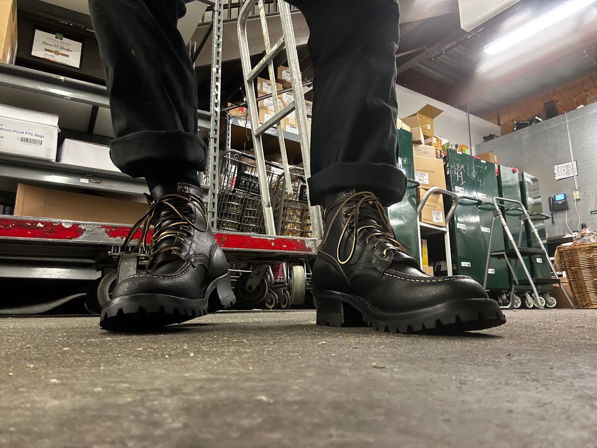 Photo by Honch on December 18, 2024 of the Nicks BuilderPro in Horween Black Waxed Flesh.