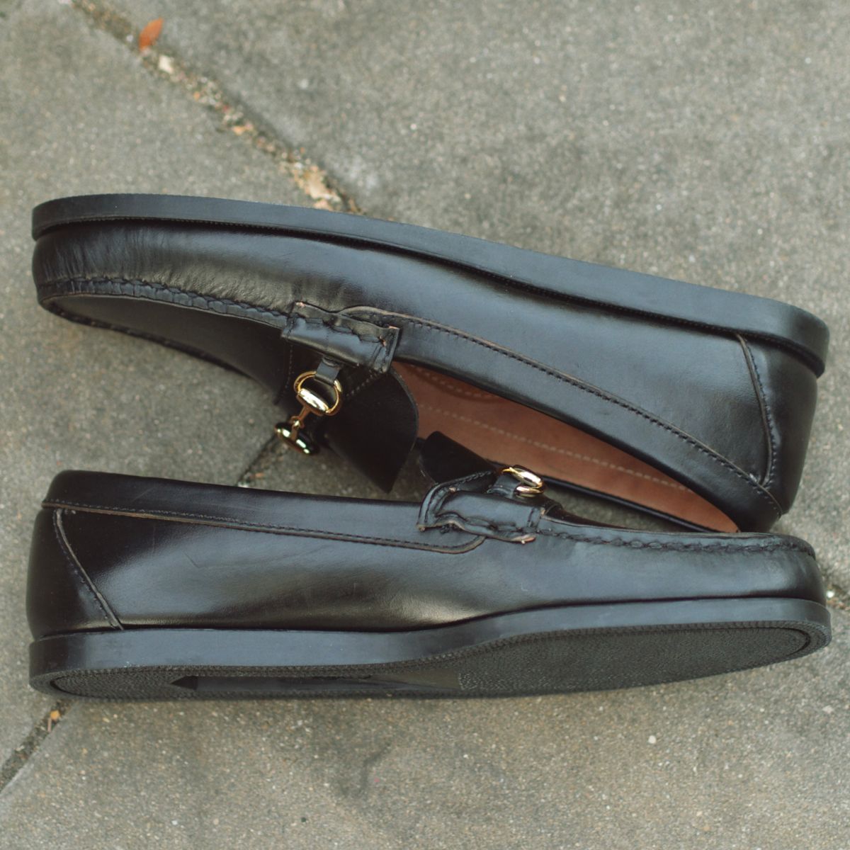 Photo by clintashlock on October 17, 2024 of the Oak Street Bootmakers Bit Moc in Teacore Black Overdye Horse Rump.