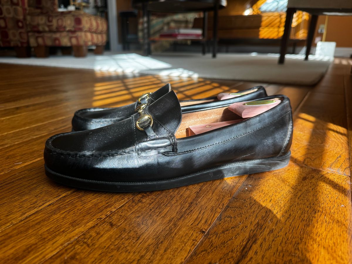 Photo by clintashlock on November 12, 2024 of the Oak Street Bootmakers Bit Moc in Teacore Black Overdye Horse Rump.