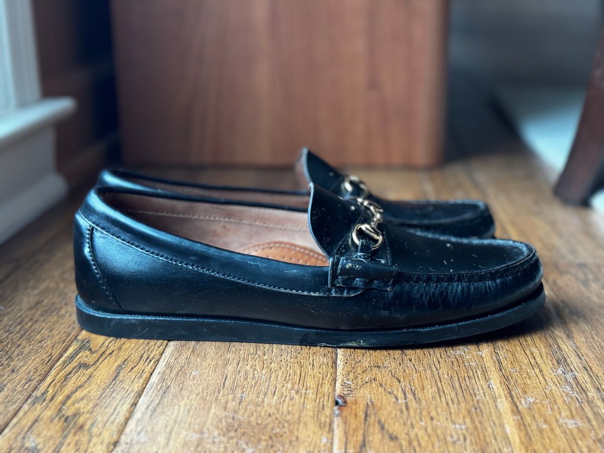 Photo by clintashlock on December 8, 2024 of the Oak Street Bootmakers Bit Moc in Teacore Black Overdye Horse Rump.