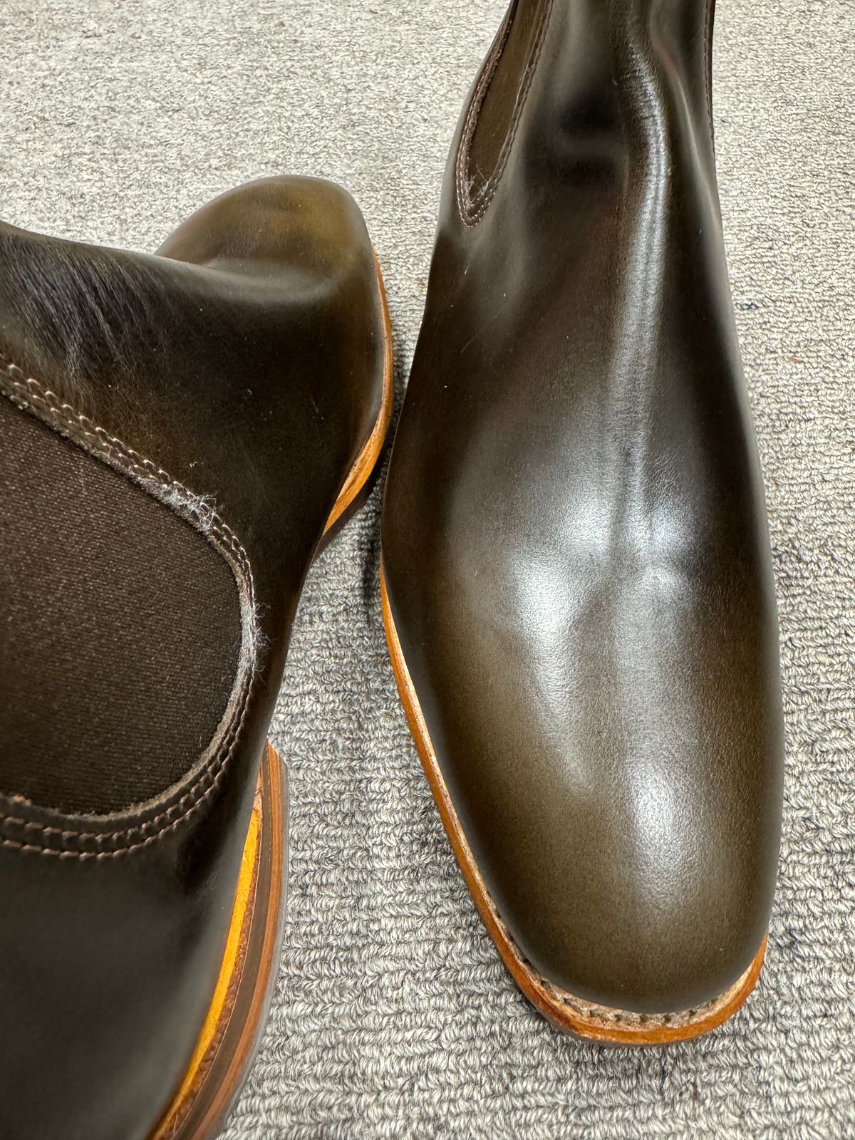 Photo by wspr on July 25, 2024 of the R.M. Williams Comfort Craftsman Boot in Dark Olive Pull-Up Leather.
