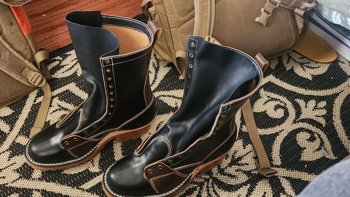Photo by Hayduke on March 11, 2025 of the Frank's Boots Type 2 Highlander in Horween Black Waxed Flesh & Horween Cinnamon Waxed Flesh.