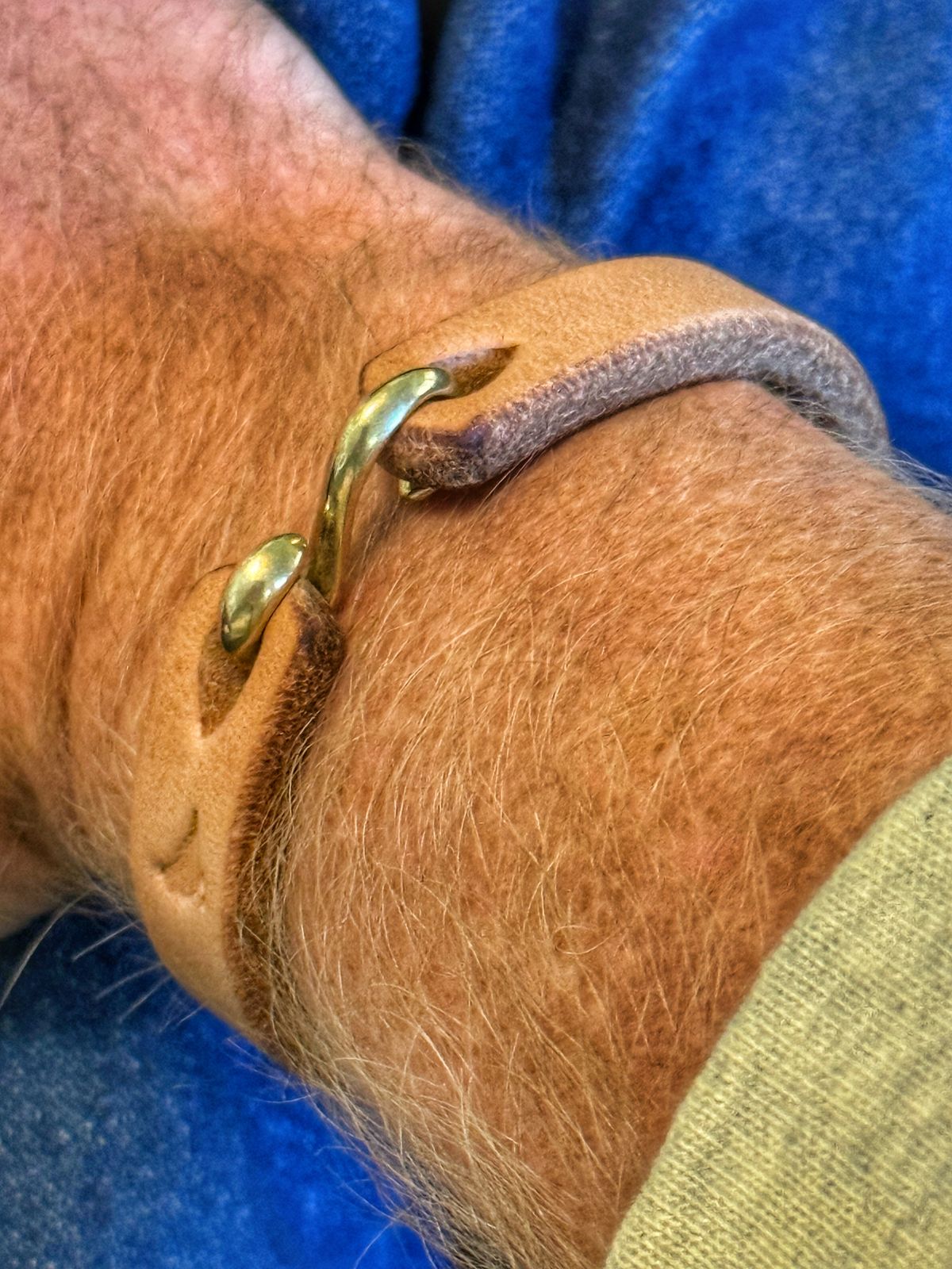 Photo by BootScootBougie on October 31, 2025 of the Pigeon Tree Natural J&FJ Oak Bark Tanned Cuff in J&FJ Baker Natural Oak Bark Tanned Harness.