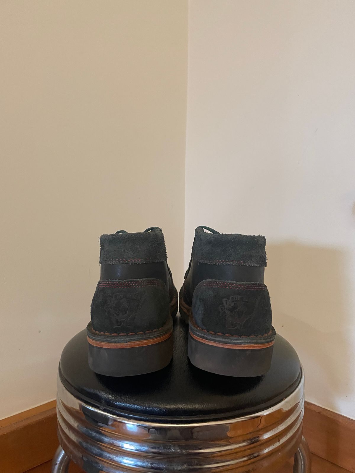 Photo by natanjp on November 6, 2024 of the Jim Green Turbo Vellie in Black Full Grain.