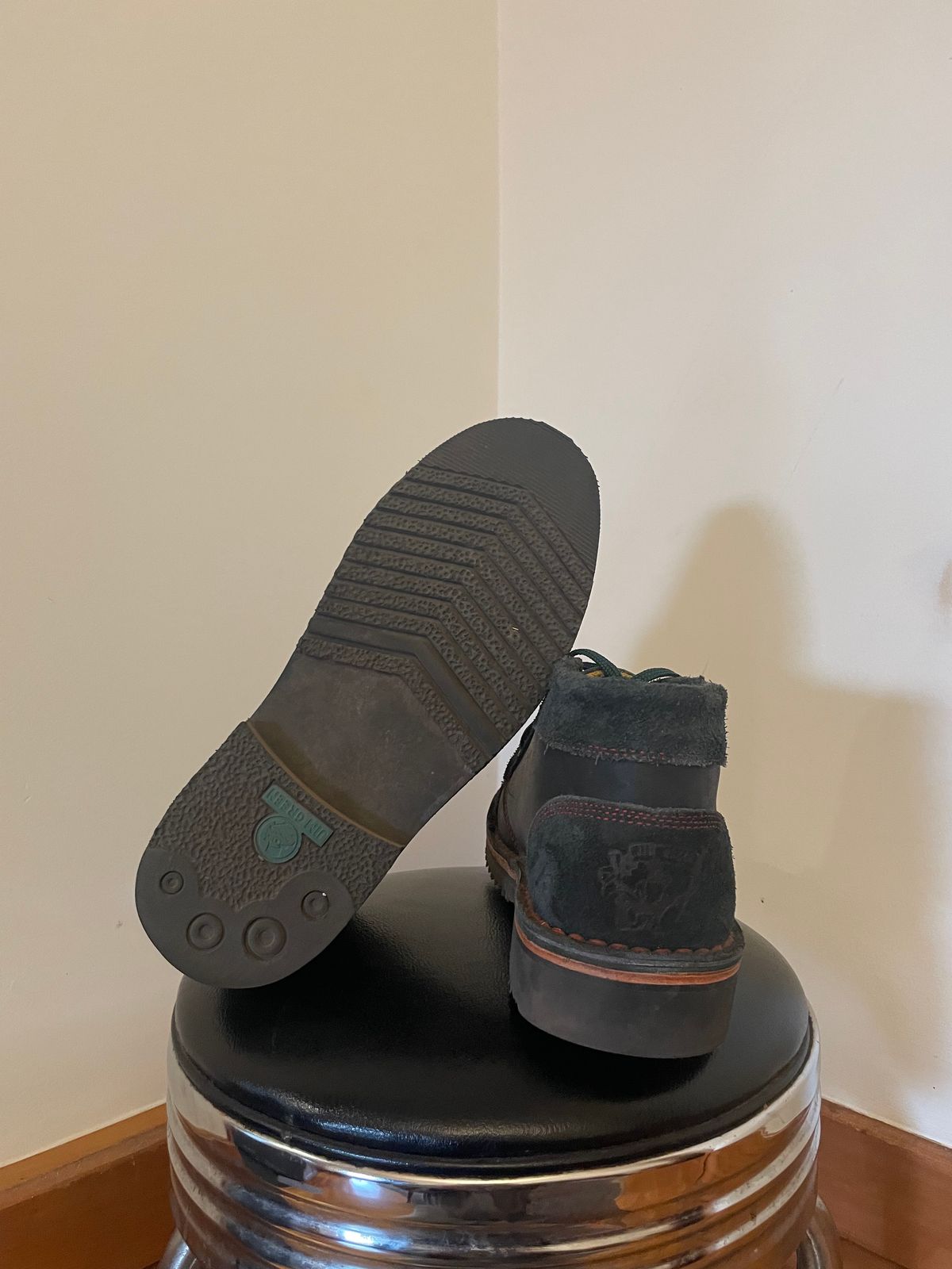 Photo by natanjp on November 6, 2024 of the Jim Green Turbo Vellie in Black Full Grain.