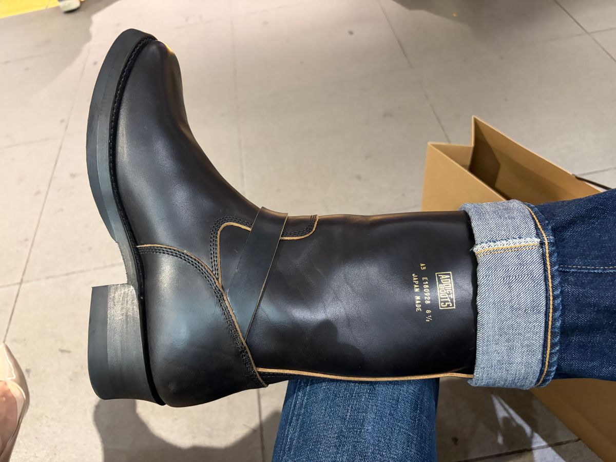 Photo by feathers1ut on November 23, 2025 of the Addict Boots AB-01 Engineer Boots in Black Dye-Finished Horsehide & Maryam Black Horsebutt.