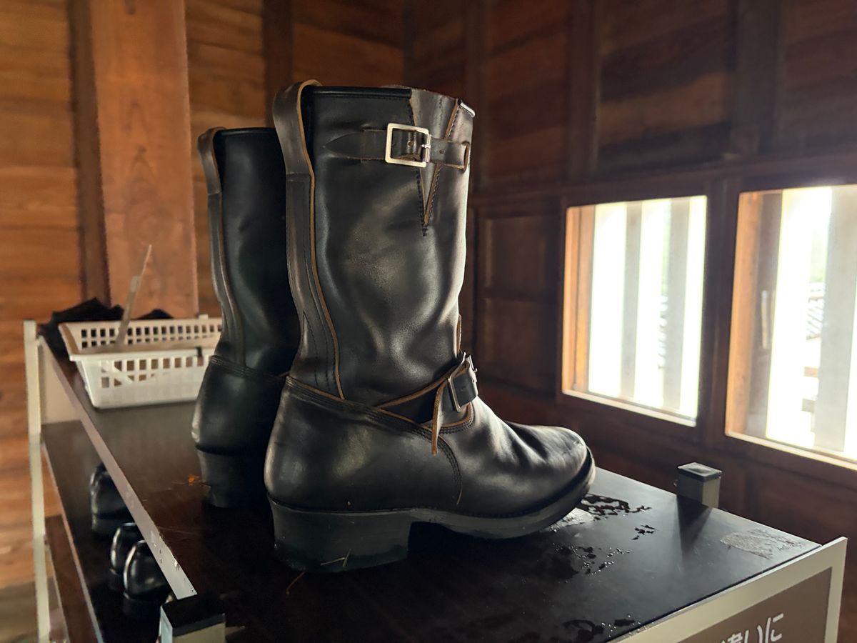Photo by feathers1ut on November 26, 2025 of the Addict Boots AB-01 Engineer Boots in Black Dye-Finished Horsehide & Maryam Black Horsebutt.