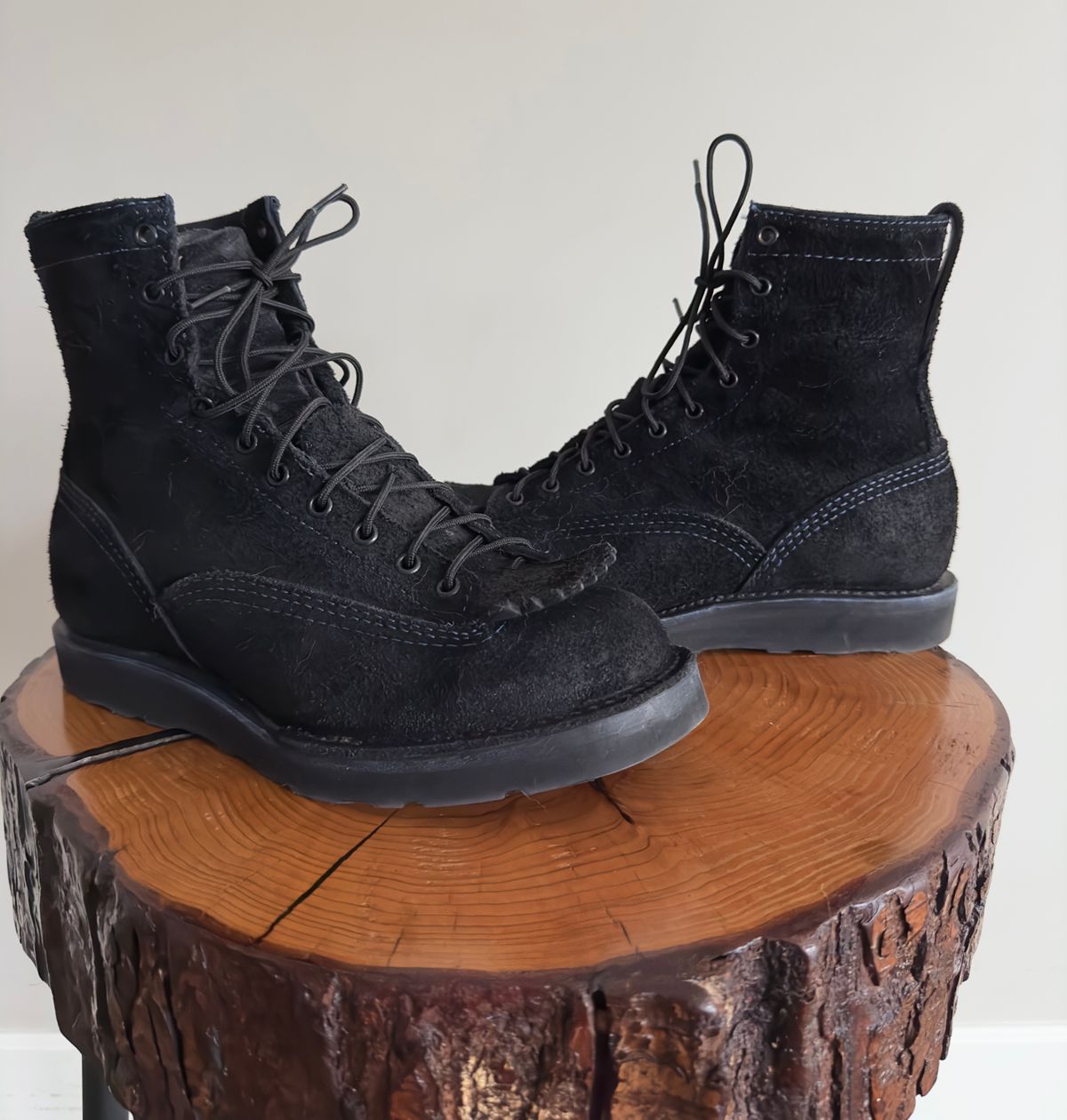 Photo by Thehambergerlar on February 5, 2024 of the Wesco Jobmaster in Roughout Black.