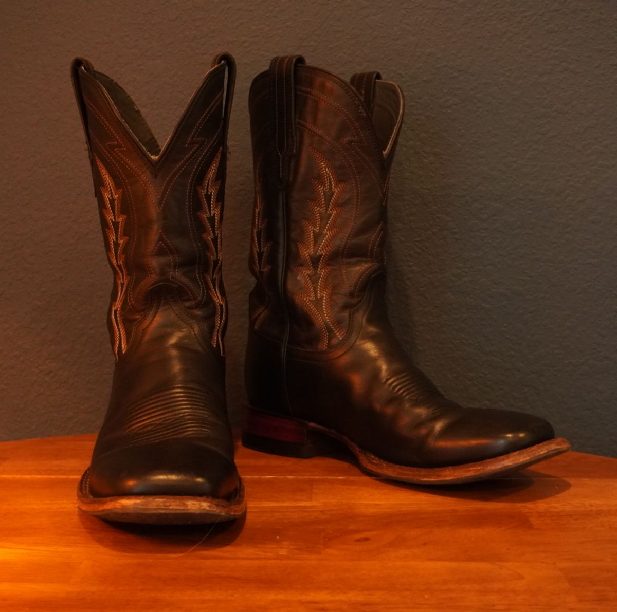 Photo by Wayne02 on May 18, 2026 of the Tecovas The Doc in Midnight Cowhide.