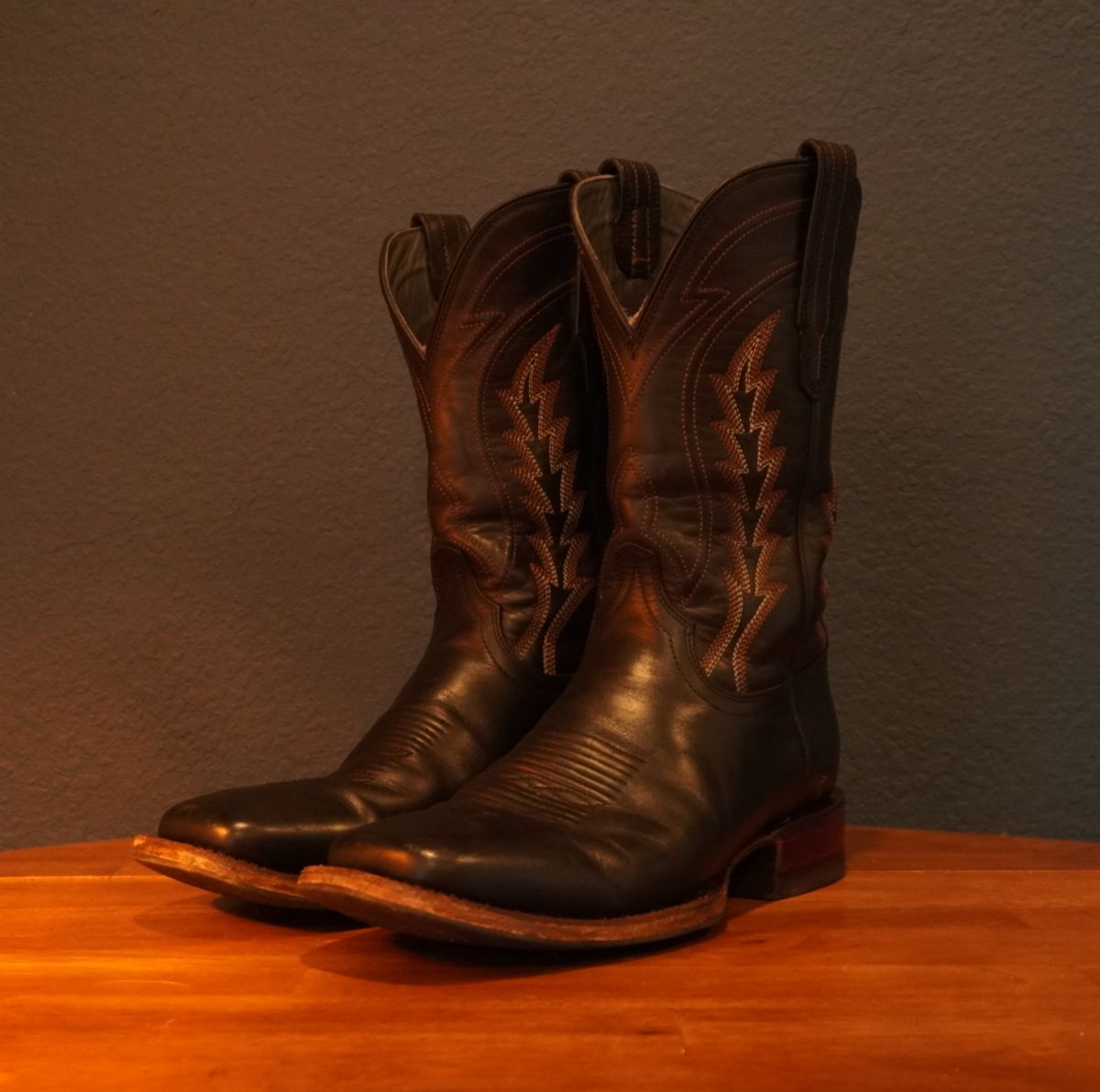 Photo by Wayne02 on May 18, 2026 of the Tecovas The Doc in Midnight Cowhide.