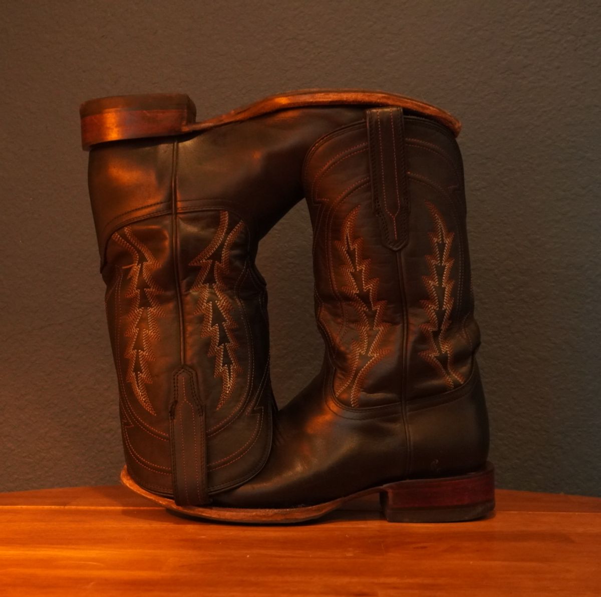 Photo by Wayne02 on May 18, 2026 of the Tecovas The Doc in Midnight Cowhide.