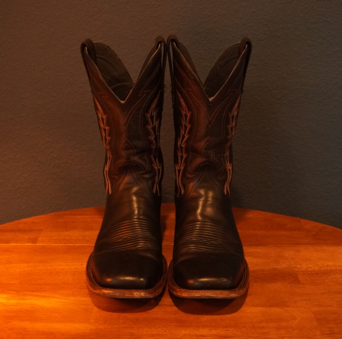 Photo by Wayne02 on May 18, 2026 of the Tecovas The Doc in Midnight Cowhide.