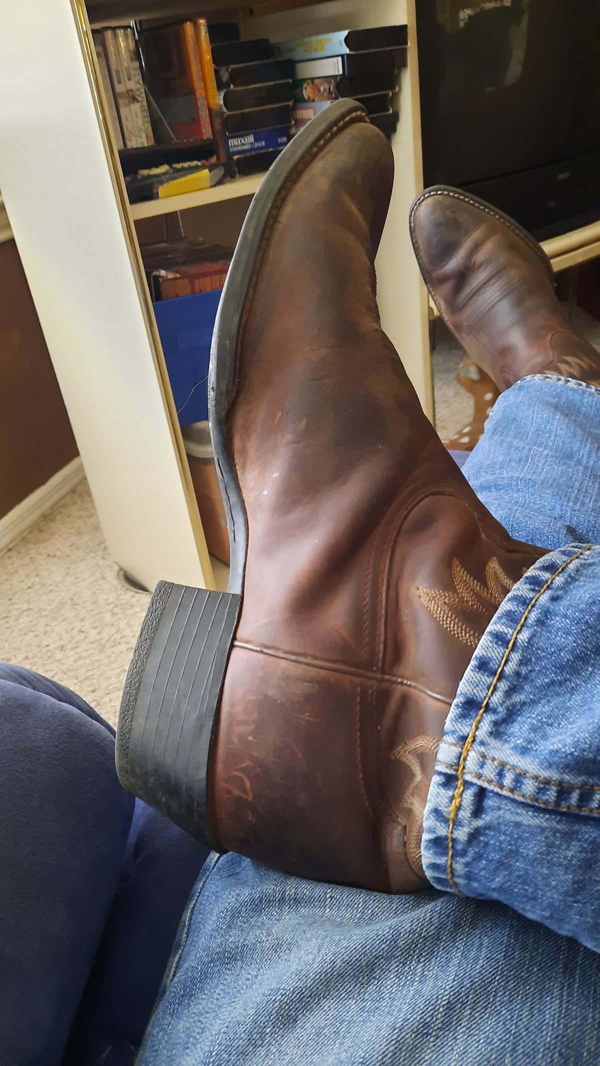 Photo by Arto on October 9, 2022 of the Ariat Heritage R-Toe in Brown Distressed.