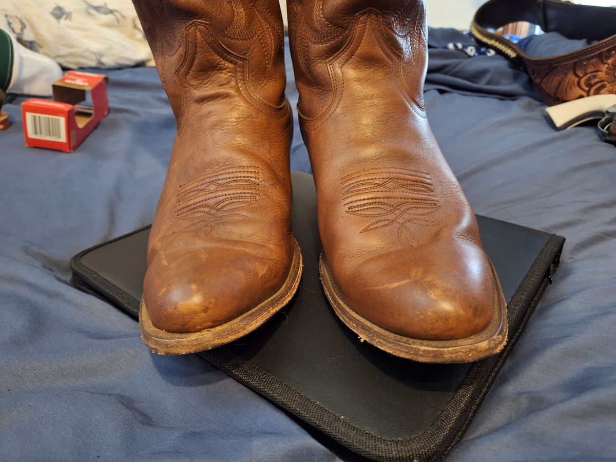 Photo by Arto on October 13, 2024 of the Stetson Sharp in Unknown Leather.