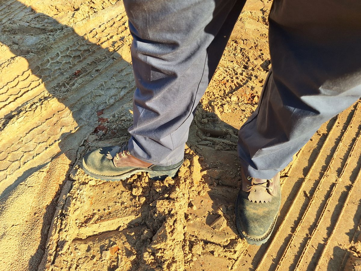 Photo by Arto on October 8, 2024 of the Frank's Boots The Patriot in Black Roughout Work Leather & Seidel Walnut Oil Tan.