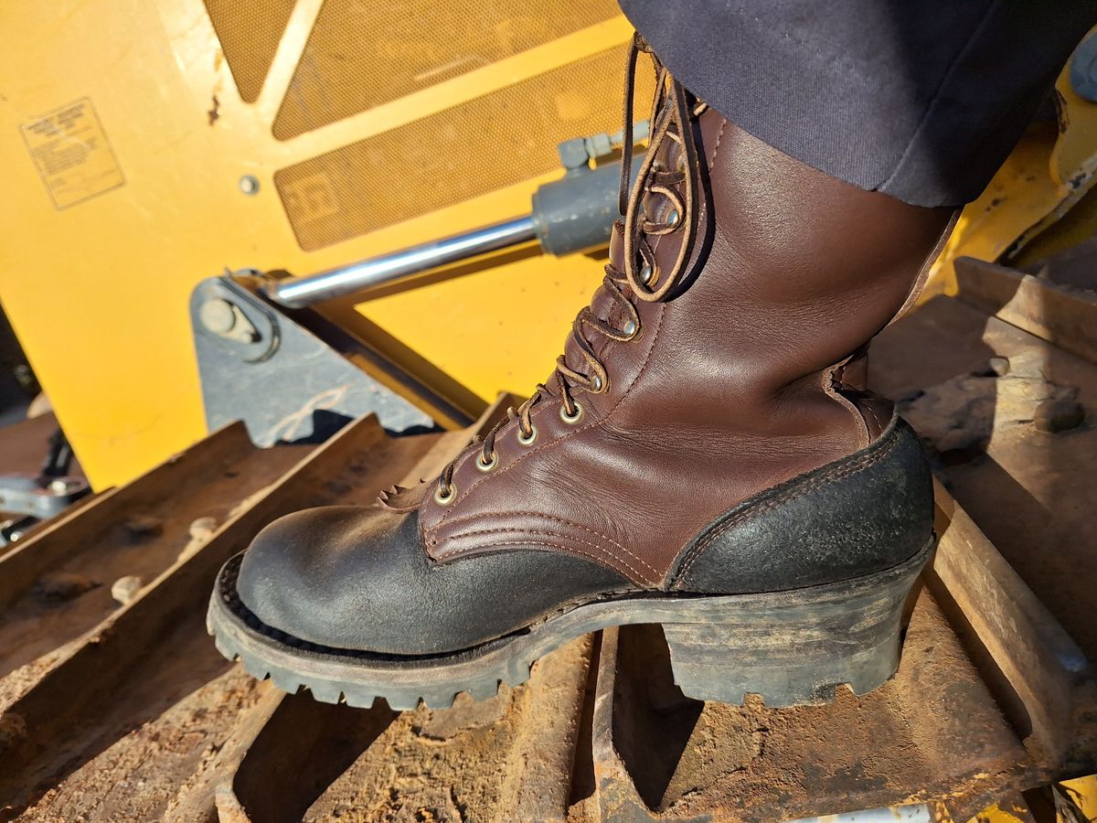 Photo by Arto on October 22, 2024 of the Frank's Boots The Patriot in Black Roughout Work Leather & Seidel Walnut Oil Tan.