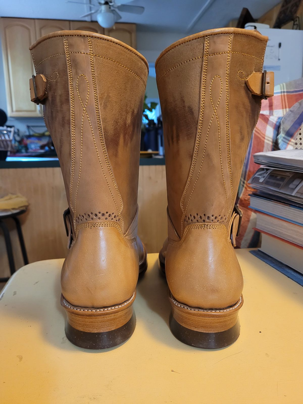 Photo by markieballa on May 26, 2025 of the Fortis Boots Tapak 2.0 Engineer Boots in Maryam 1071 Rovescio Sego Horsebutt.