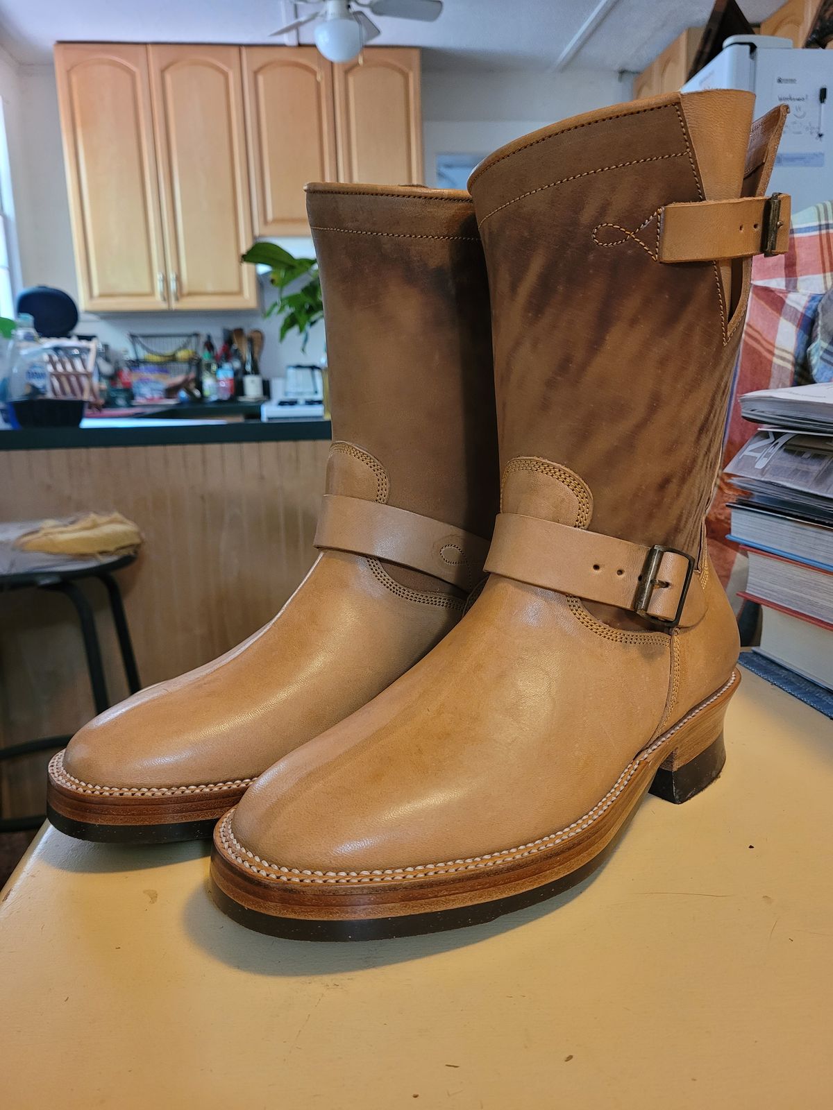 Photo by markieballa on May 26, 2025 of the Fortis Boots Tapak 2.0 Engineer Boots in Maryam 1071 Rovescio Sego Horsebutt.