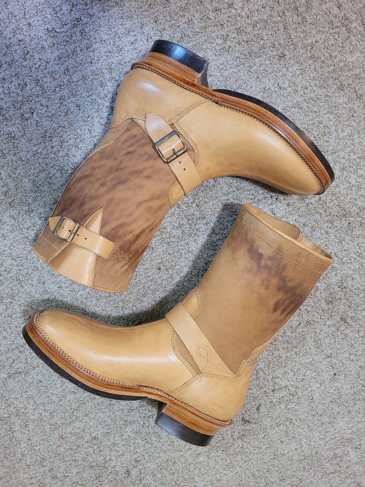 Photo by markieballa on May 26, 2025 of the Fortis Boots Tapak 2.0 Engineer Boots in Maryam 1071 Rovescio Sego Horsebutt.