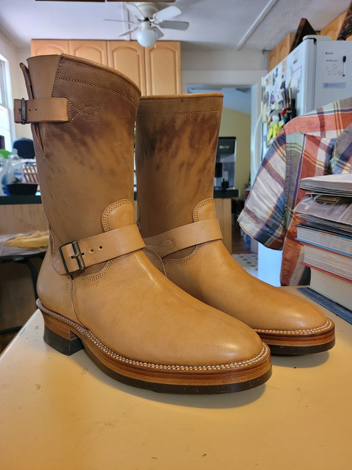 Photo by markieballa on May 26, 2025 of the Fortis Boots Tapak 2.0 Engineer Boots in Maryam 1071 Rovescio Sego Horsebutt.