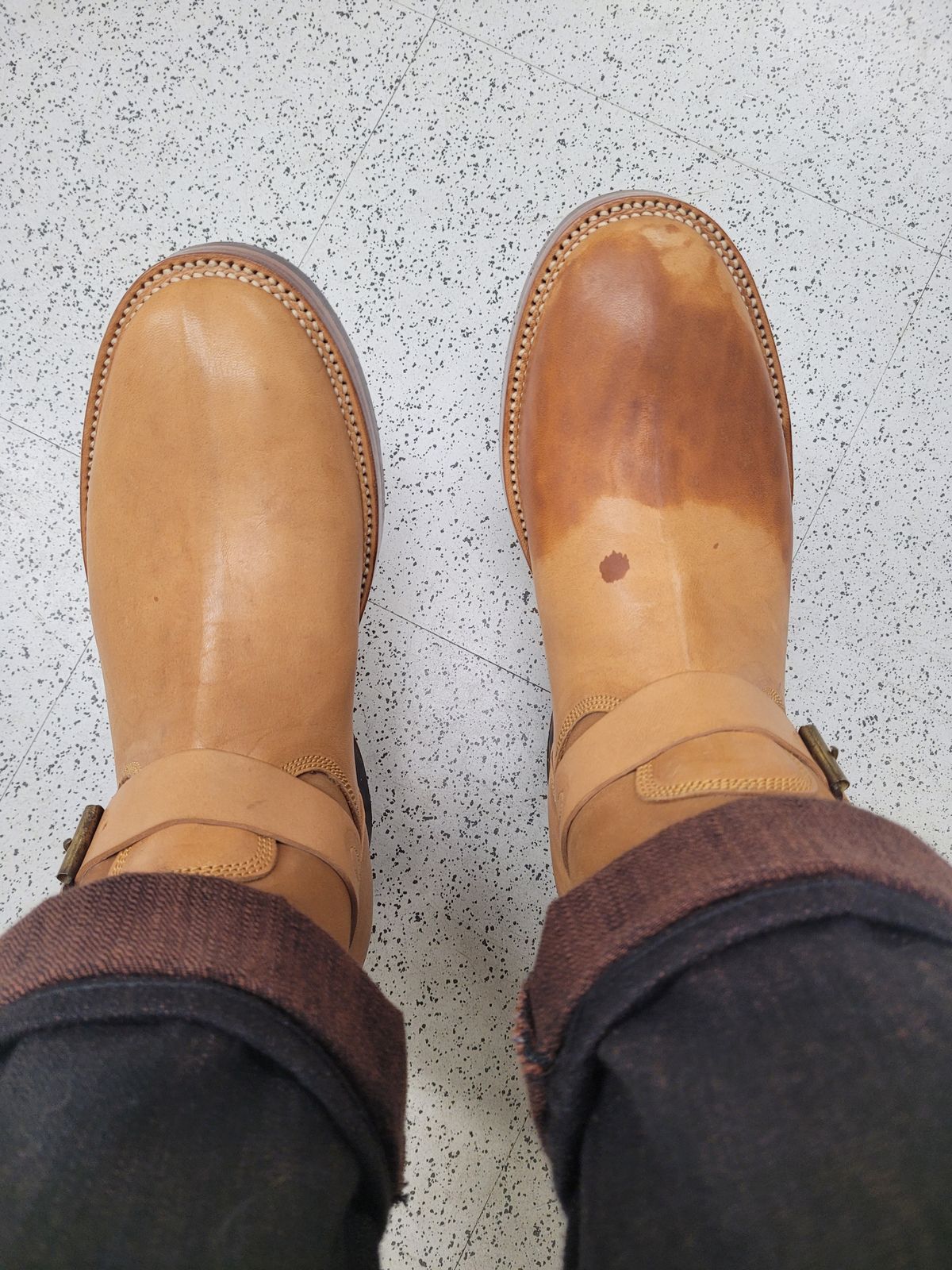 Photo by markieballa on October 2, 2025 of the Fortis Boots Tapak 2.0 Engineer Boots in Maryam 1071 Rovescio Sego Horsebutt.