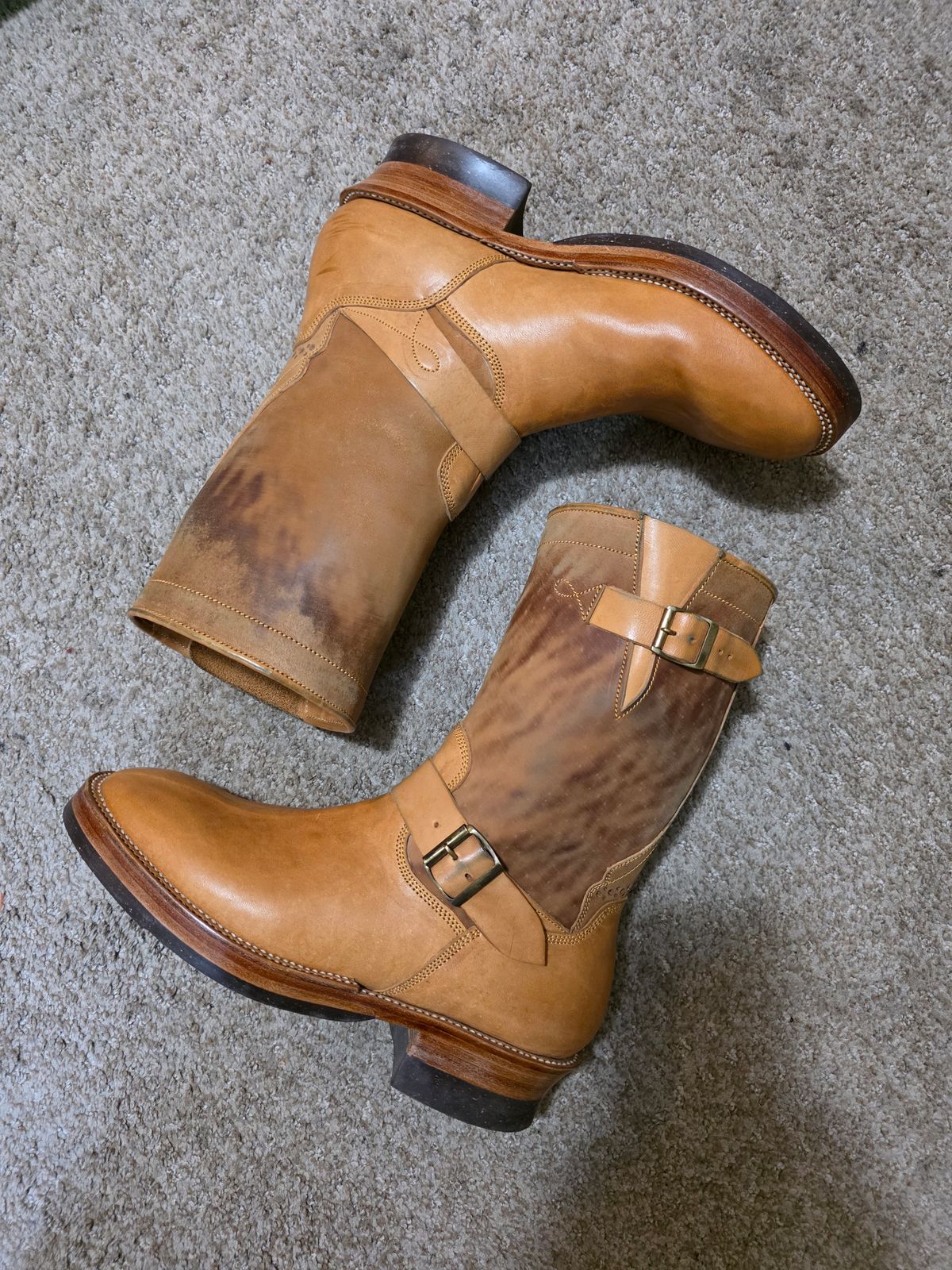 Photo by markieballa on November 5, 2025 of the Fortis Boots Tapak 2.0 Engineer Boots in Maryam 1071 Rovescio Sego Horsebutt.