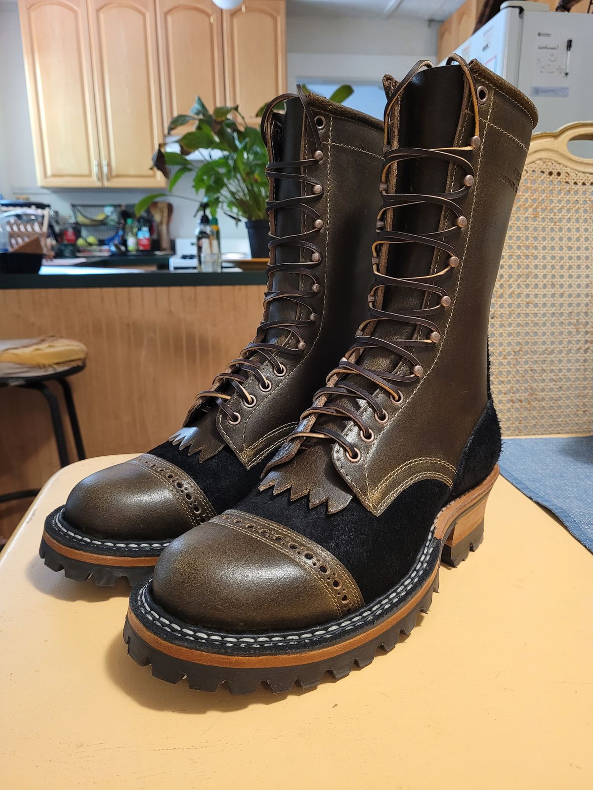 Photo by markieballa on May 26, 2024 of the White's Bounty Hunter in Horween Olive Waxed Flesh & Seidel Black Oil Tan Roughout.