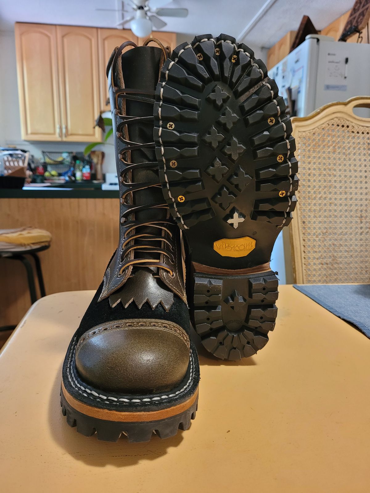Photo by markieballa on May 26, 2024 of the White's Bounty Hunter in Horween Olive Waxed Flesh & Seidel Black Oil Tan Roughout.