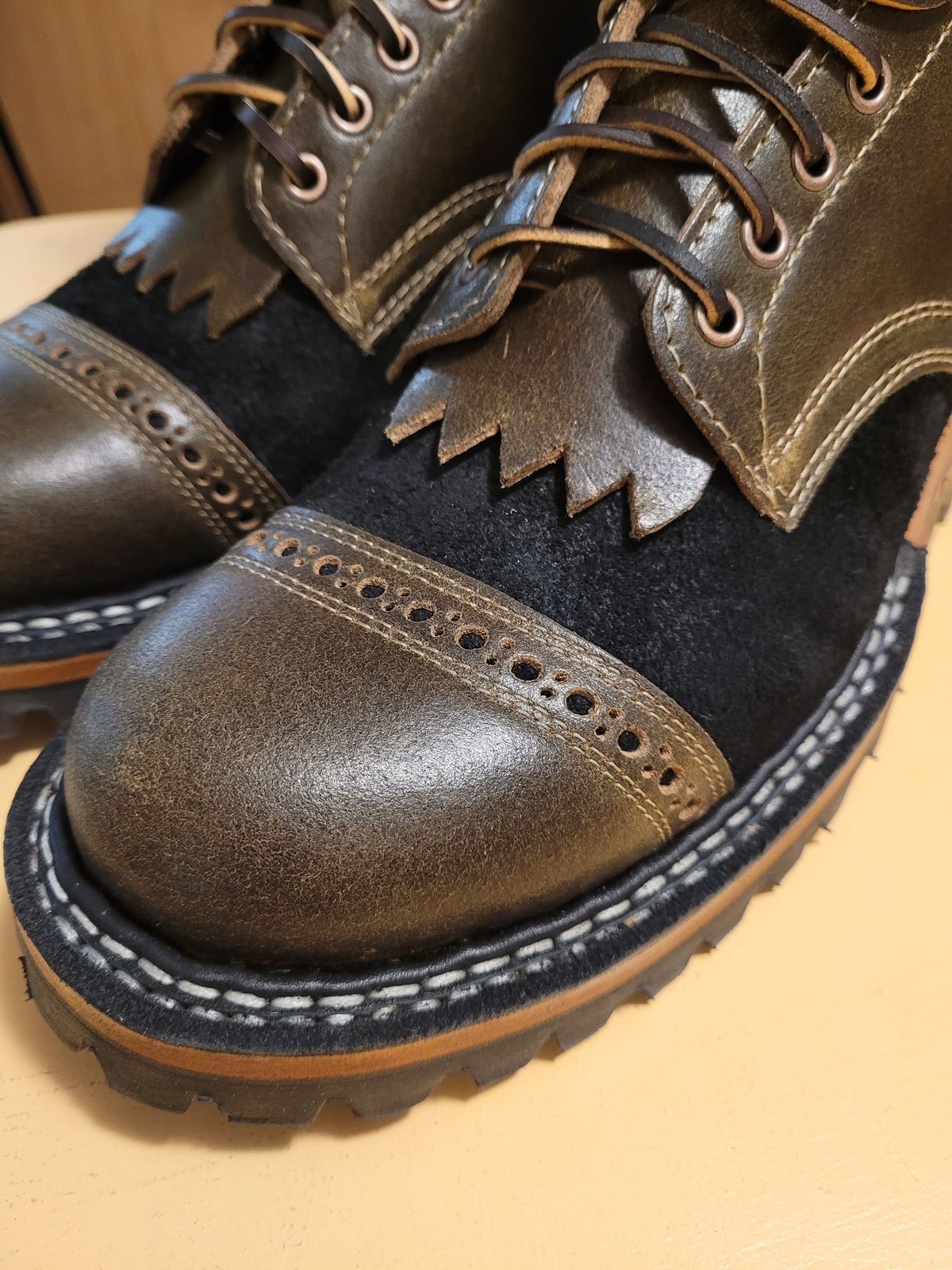 Photo by markieballa on May 26, 2024 of the White's Bounty Hunter in Horween Olive Waxed Flesh & Seidel Black Oil Tan Roughout.
