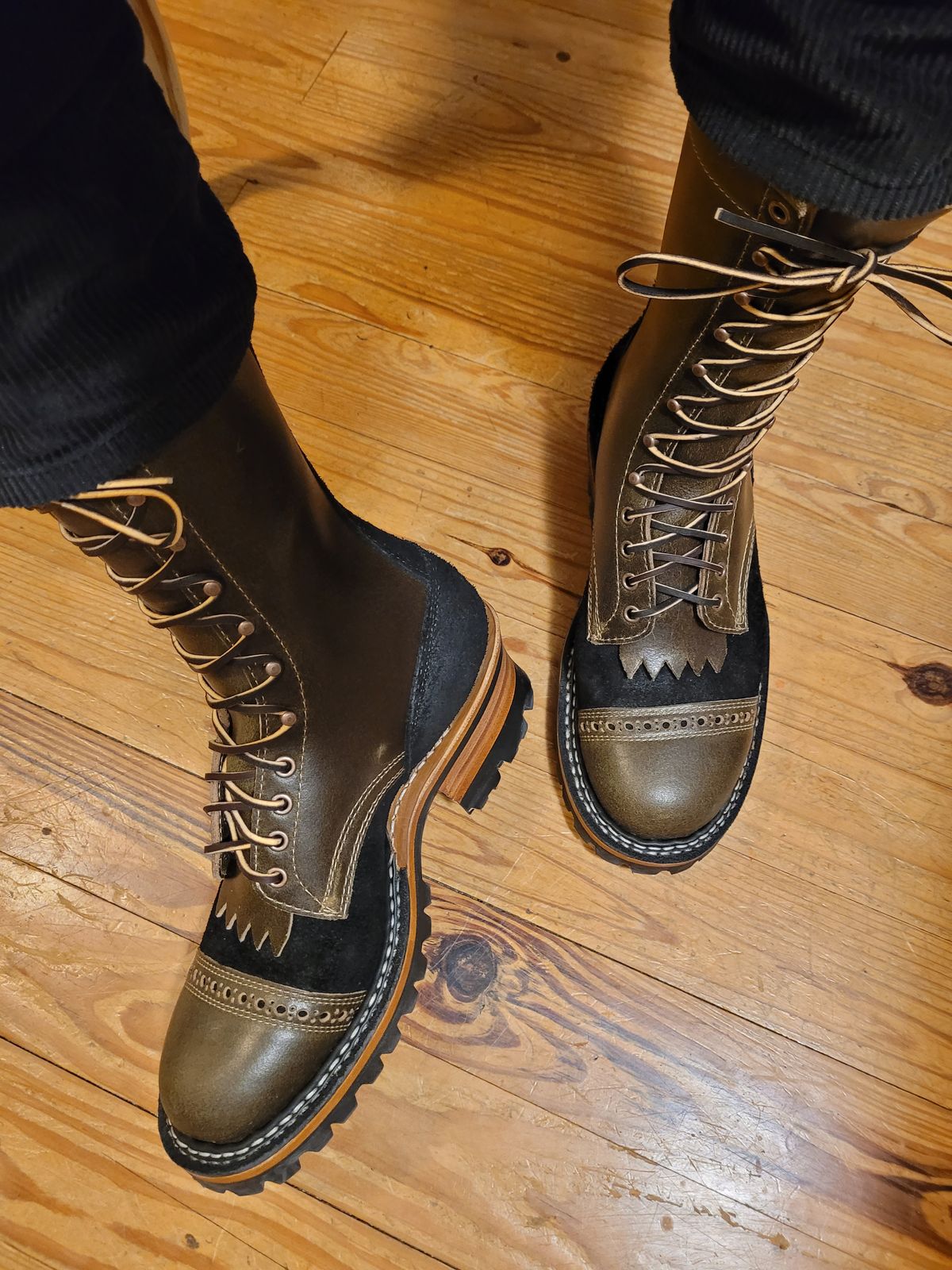 Photo by markieballa on May 25, 2024 of the White's Bounty Hunter in Horween Olive Waxed Flesh & Seidel Black Oil Tan Roughout.