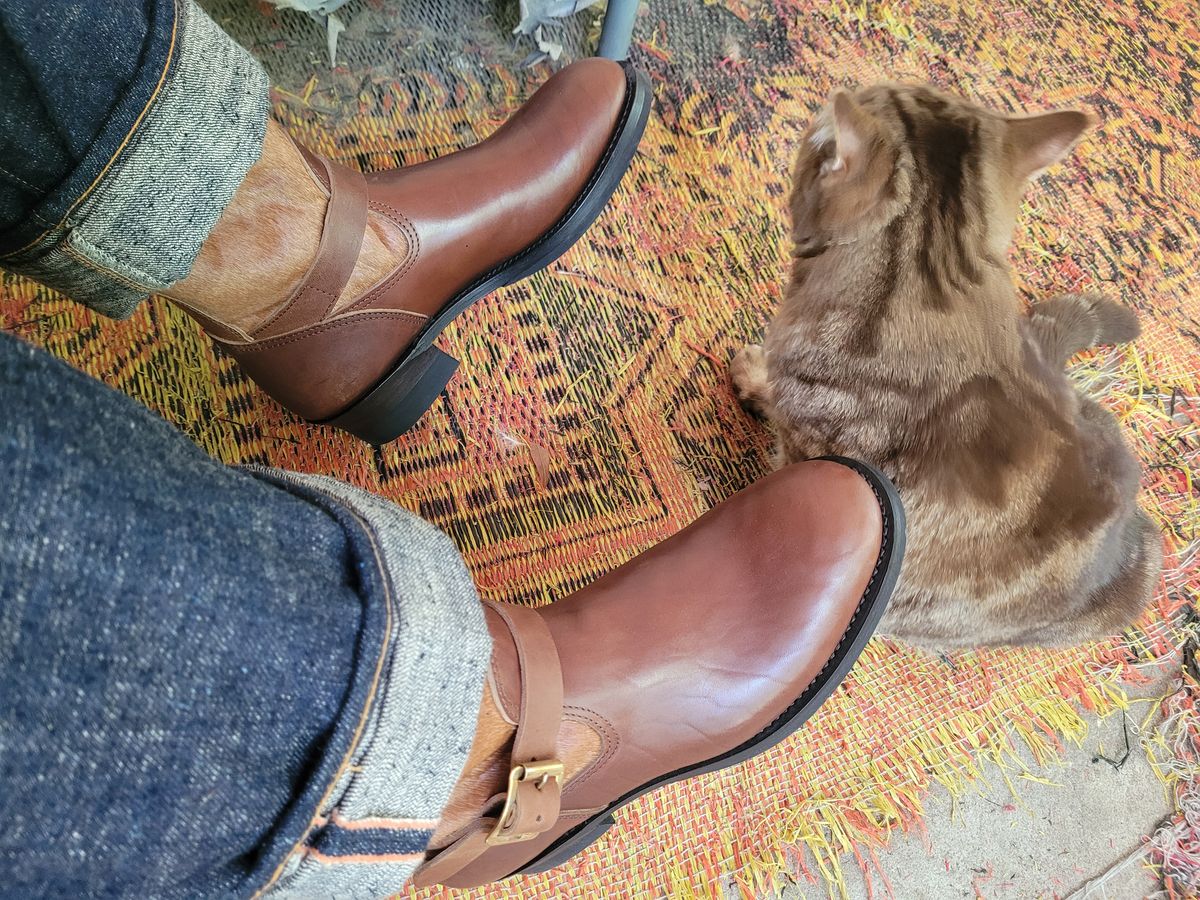 Photo by markieballa on May 24, 2025 of the Attractions BILTBUCK Lot 444 in Brown Italian Horsebutt & Brown Hair-on-hide Horsehide.