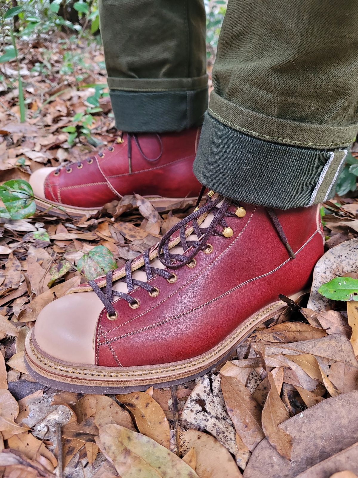Photo by markieballa on December 25, 2024 of the Sagara Cordmaster in Conceria Cloe Natural Horsebutt Overdyed Oxblood & Conceria Cloe Natural Horsebutt.