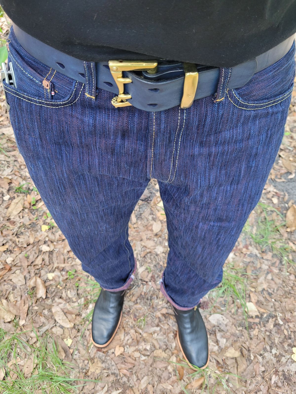 Photo by markieballa on May 31, 2025 of the Studio d'Artisan SP-084 15oz 45th Hinode Awa Shoai Jeans Regular Straight in 15 oz Tokushima Hinode Awa Shoai Natural Indigo/Akane Selvedge Denim.