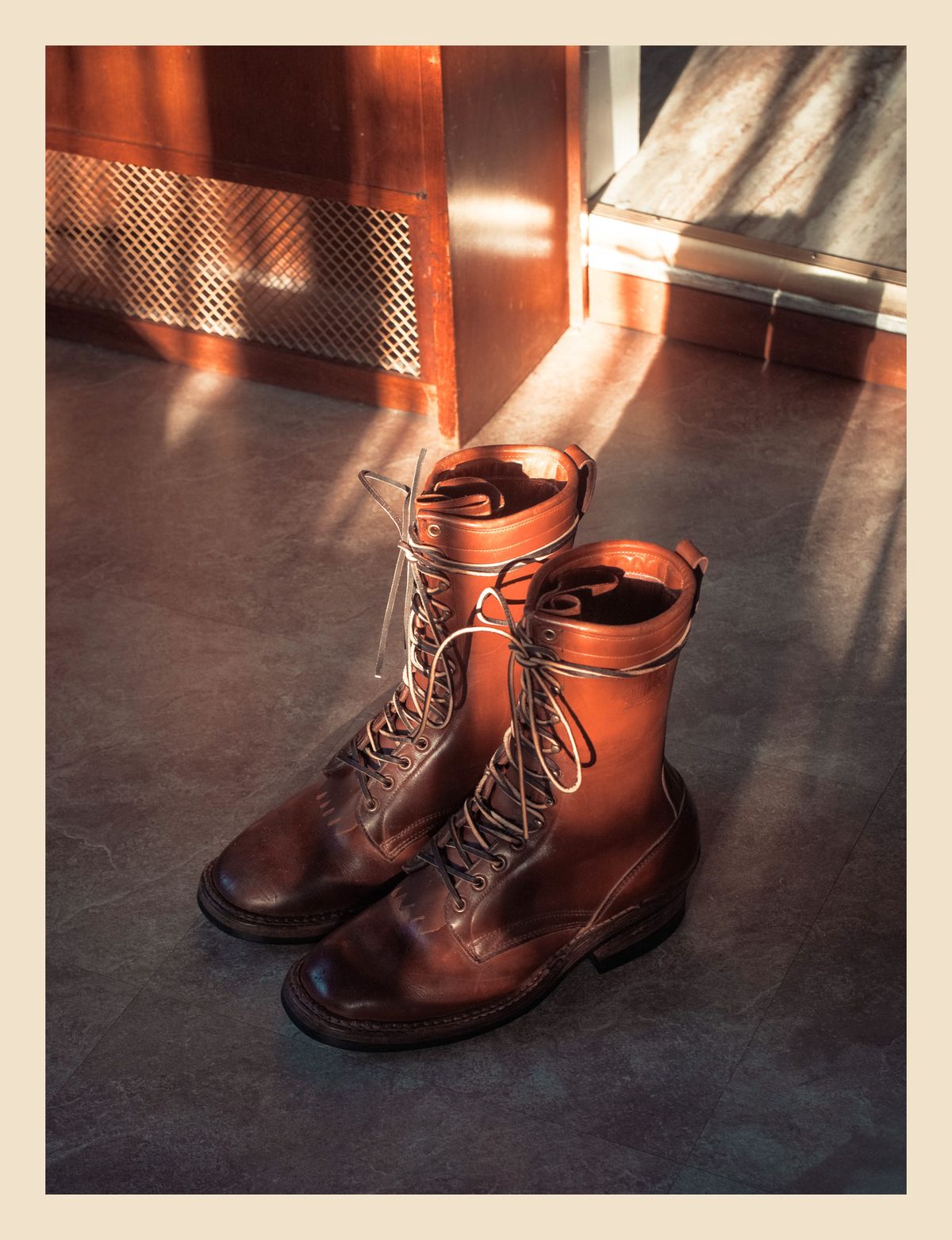 Photo by guzzy_co on November 8, 2025 of the White's Hunter in Seidel Red Dog Oil Tan.