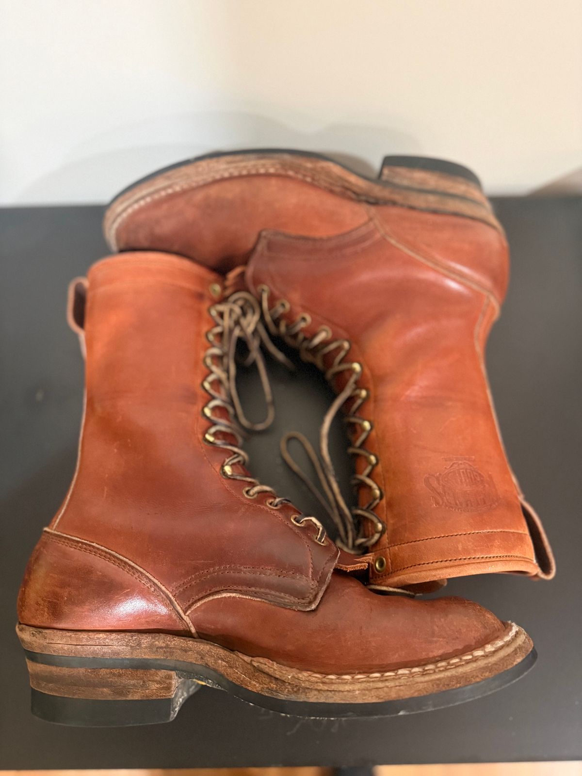 Photo by guzzy_co on February 6, 2026 of the White's Hunter in Seidel Red Dog Oil Tan.