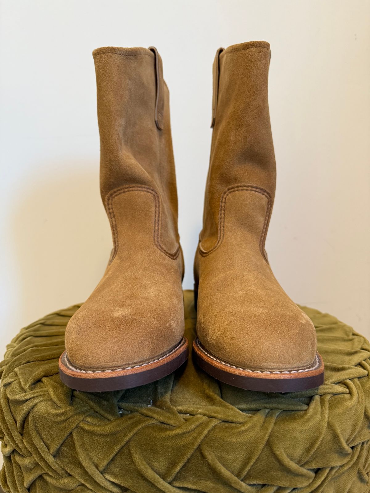 Photo by ruff.de.nimes on October 2, 2025 of the Red Wing 8060 in Red Wing / S.B. Foot Hawthorne Muleskinner.